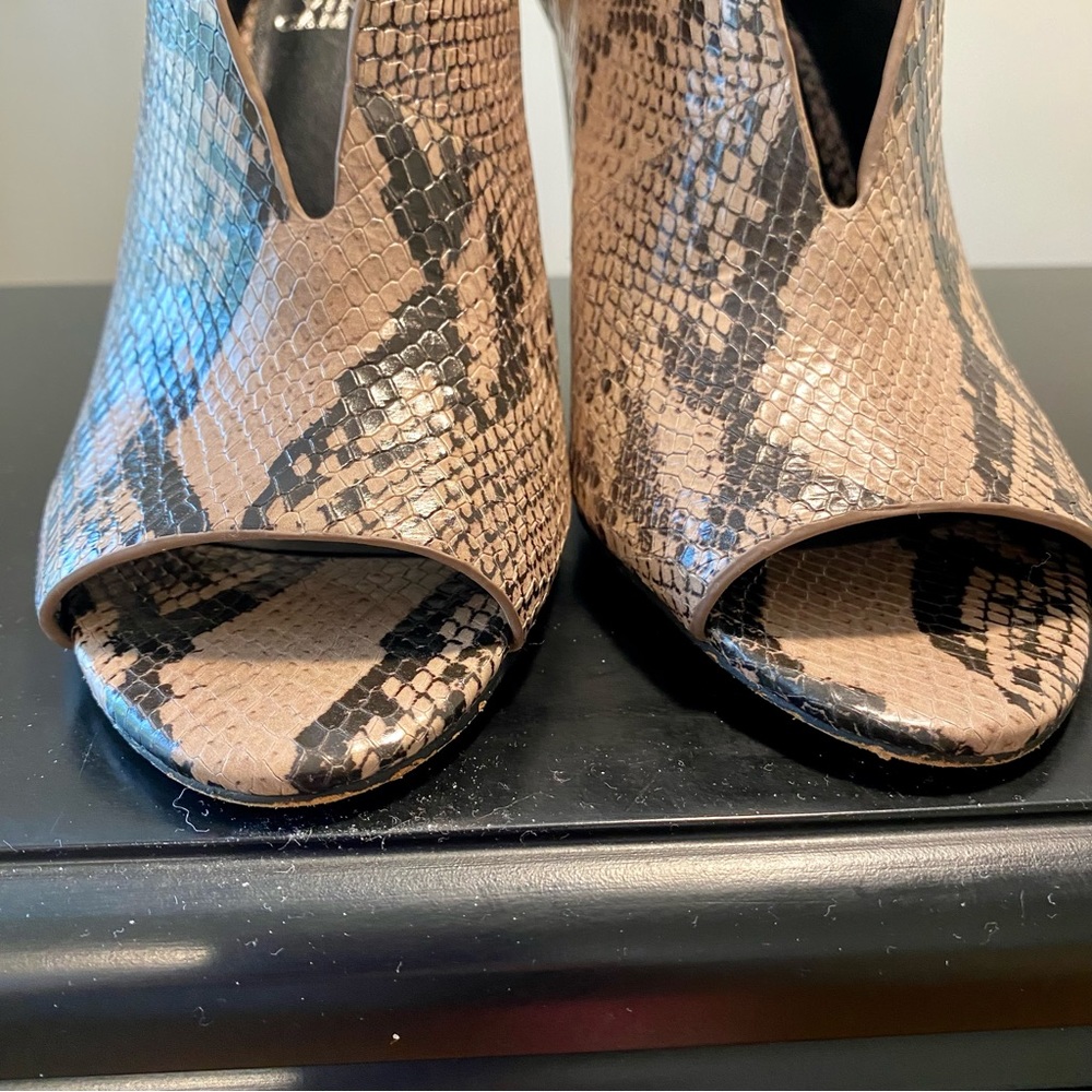 Vince Camuto Andrita Snakeskin Plunge Cut Stacked Heel Booties Size 8.5 - Picture 6 of 13
